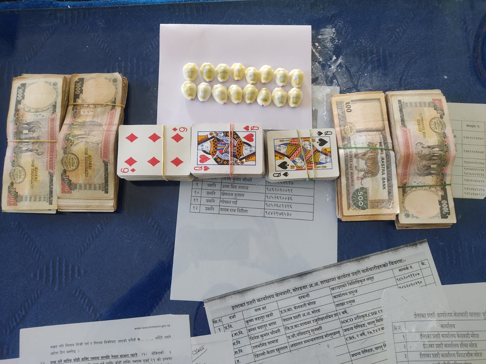 ग्रामथानमा जुवा र नगदसहित चार जना नियन्त्रणमा