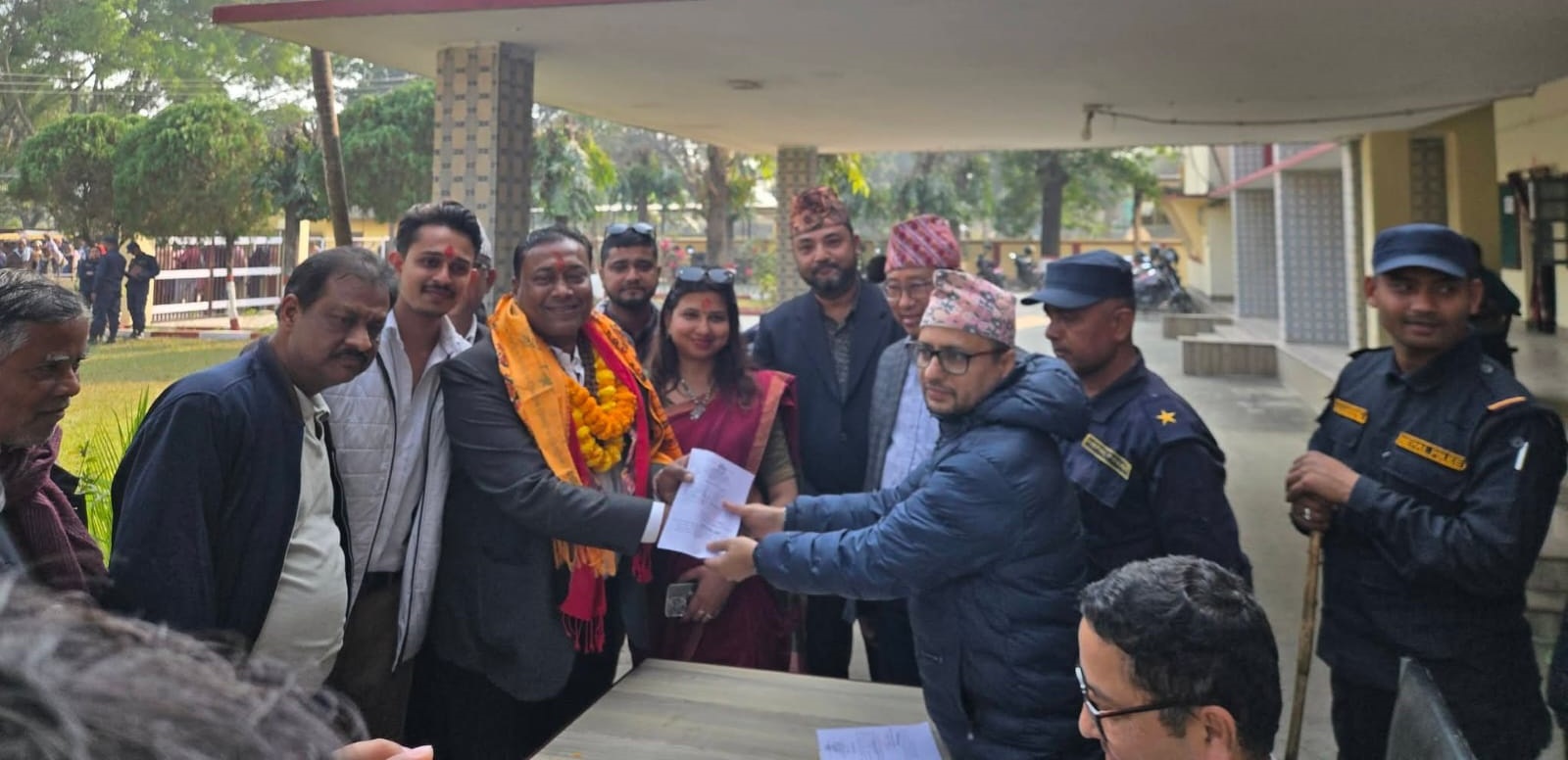 मोरङ ५ मा एमालेका मनोज अग्रवाल र नेकपाका शिवकुमार मण्डलले गराए मनोनयन दर्ता