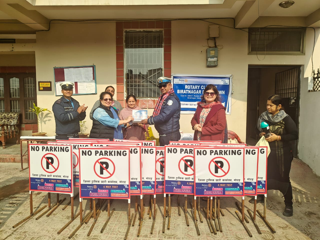 ट्राफिक प्रहरीलाई २० थान ‘नो पार्किङ’ स्ट्यान्ड बोर्ड हस्तान्तरण