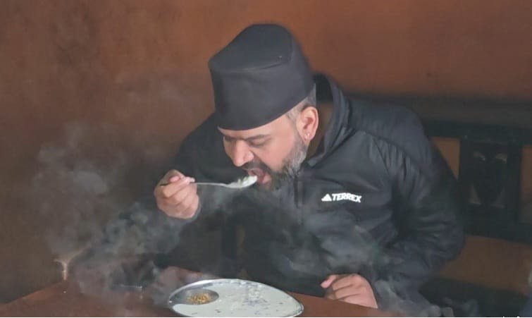 डडेल्धुरामा बालेनले खिर खाए, त्यसपछि गितार बजाए