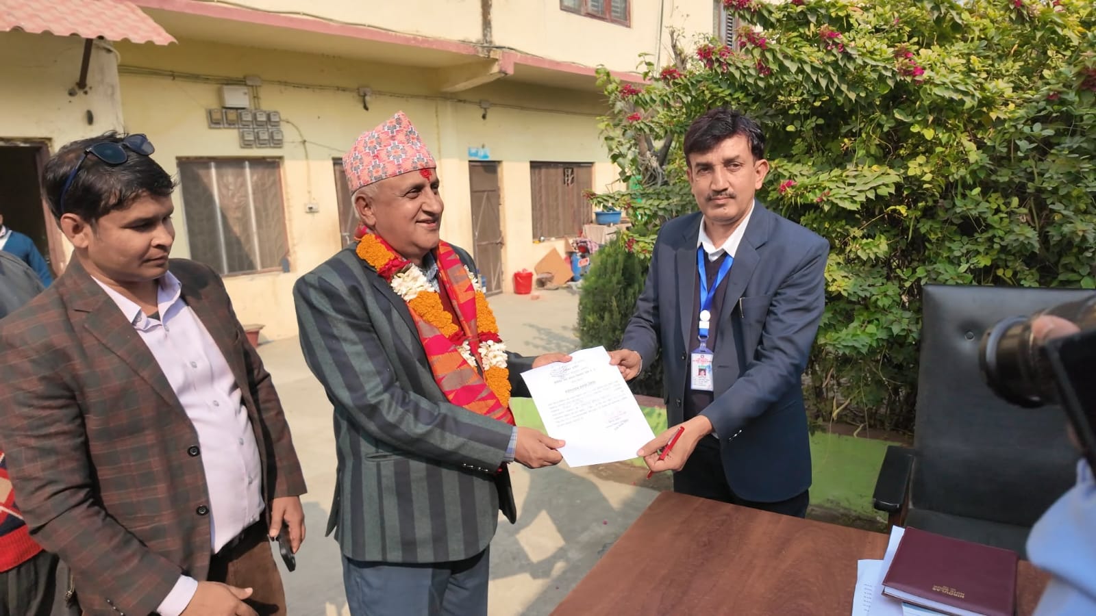 मोरङ ६ मा एमालेका विनोद ढकालले दिए उमेदवारी