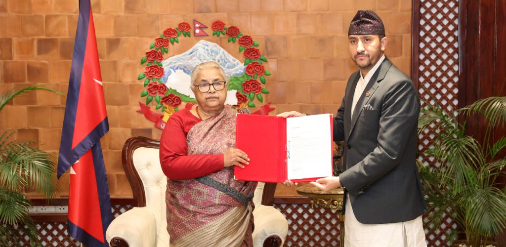 सञ्चार मन्त्री खरेलले दिए राजीनामा