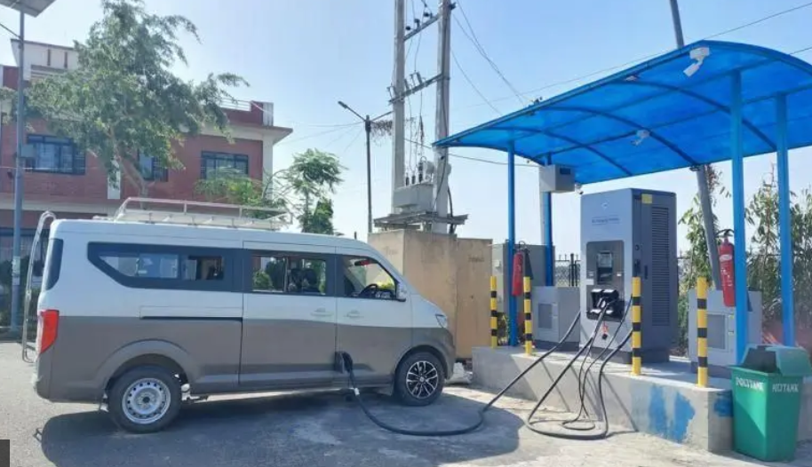 सर्वसाधारणको प्रश्नः विद्युतीय सार्वजनिक सवारीको भाडा किन डिजेल-पेट्रोल गाडीसँगै बराबर?