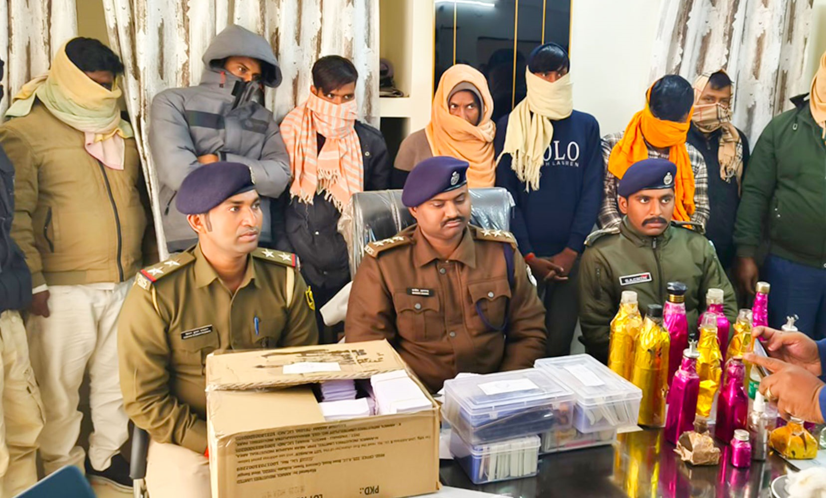 चम्पारण प्रहरीद्वारा नक्कली २५ लाख नेपाली रुपैयाँसहित १० जना पक्राउ