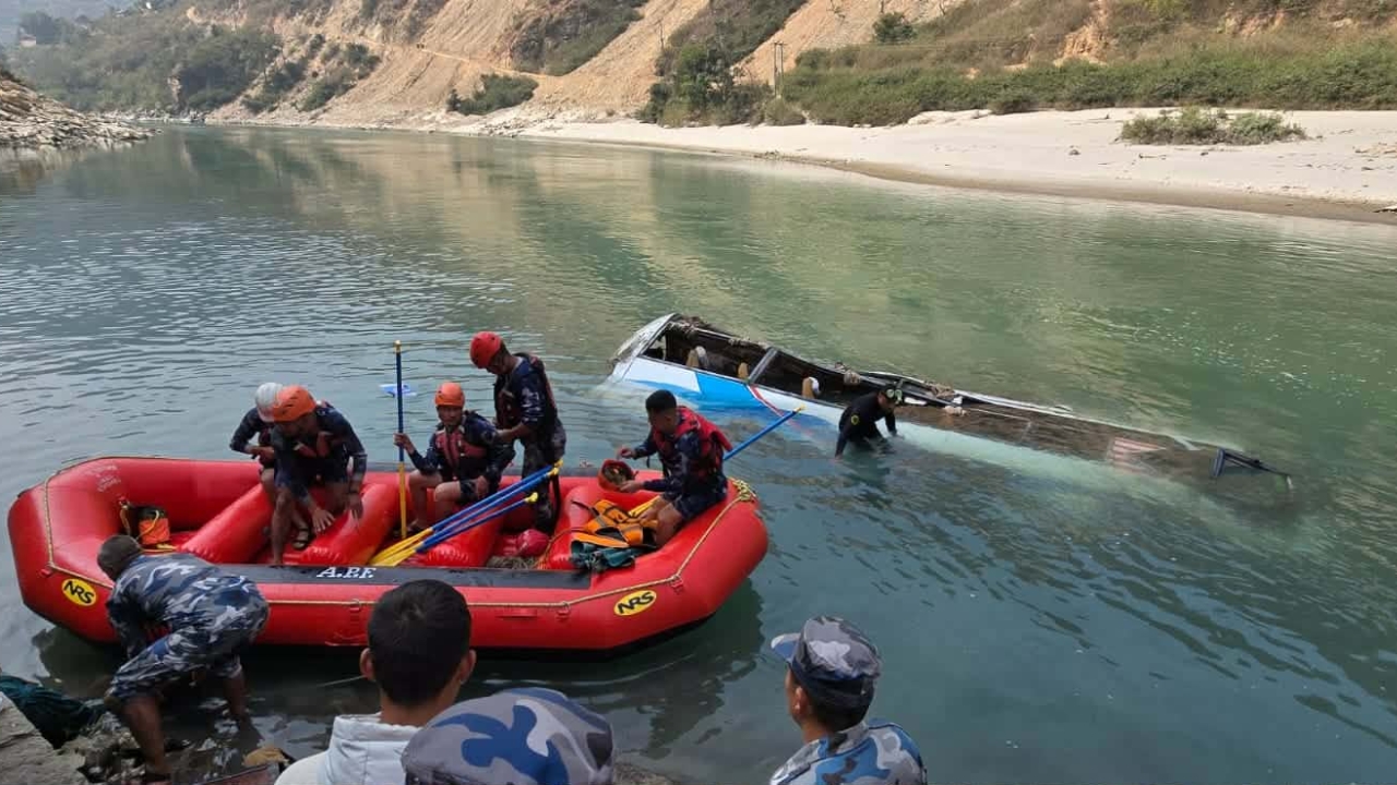 रामेछाप बस दुर्घटनामा ज्यान गुमाएका ११ जनाको पहिचान
