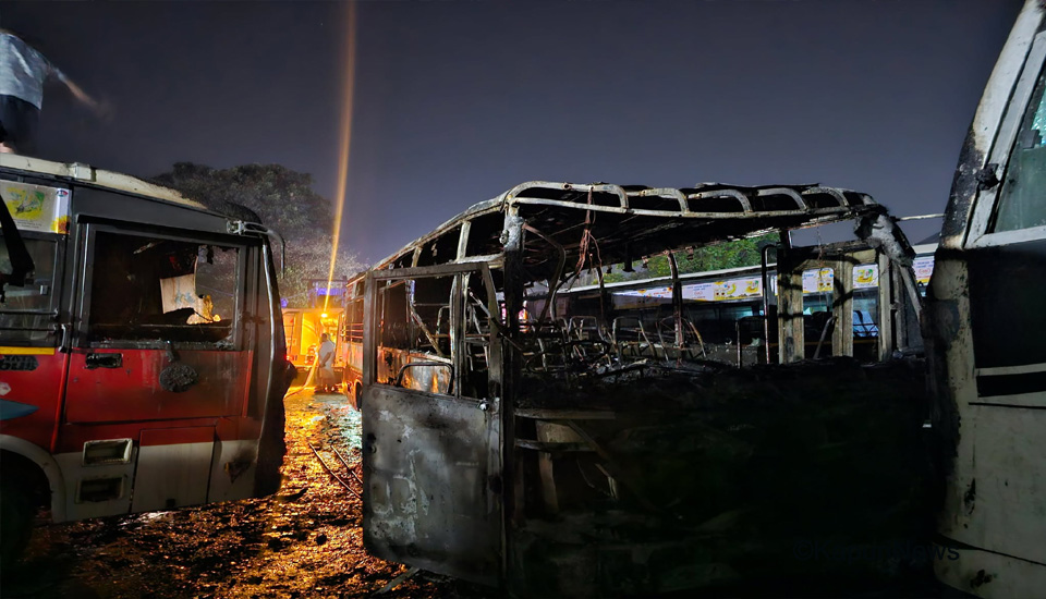 ग्यारेजमा राखिएका बसमा मध्यरातमा कसले गर्यो आगजनी ? चार बस जलेर खरानी