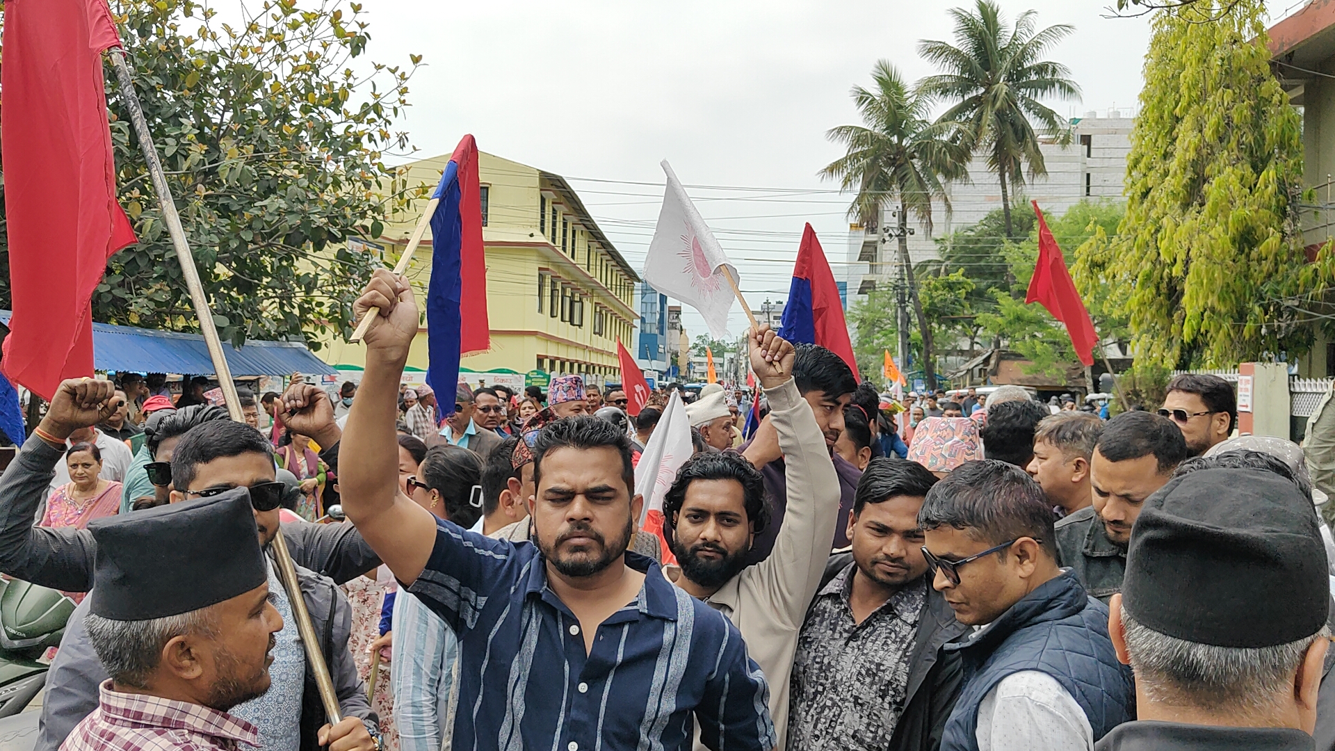 ओली पक्राउको विरोधमा एमालेले सडक र सदन तताउने