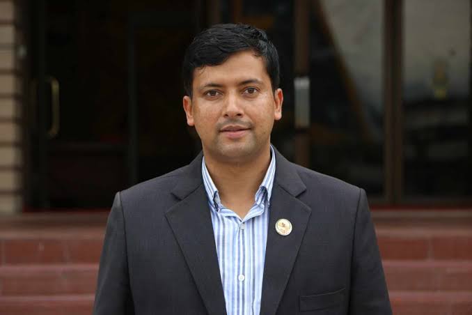 मकवानपुरमा एमालेका महेश बर्तौला पराजित