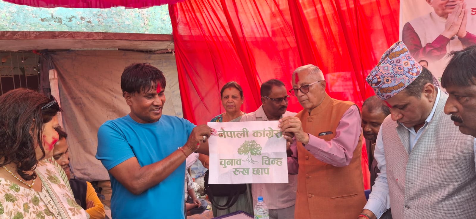 विराटनगरका नेकपा नेता विजय कामतसहितका डेढसय युवा कांग्रेसमा प्रवेश