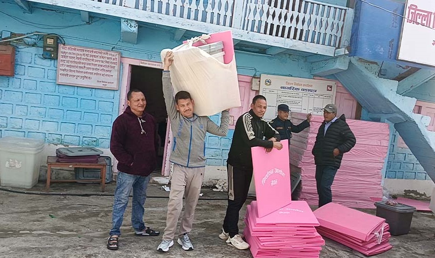 निर्वाचन सामग्री बोकेको गाडी भिरबाट खस्यो