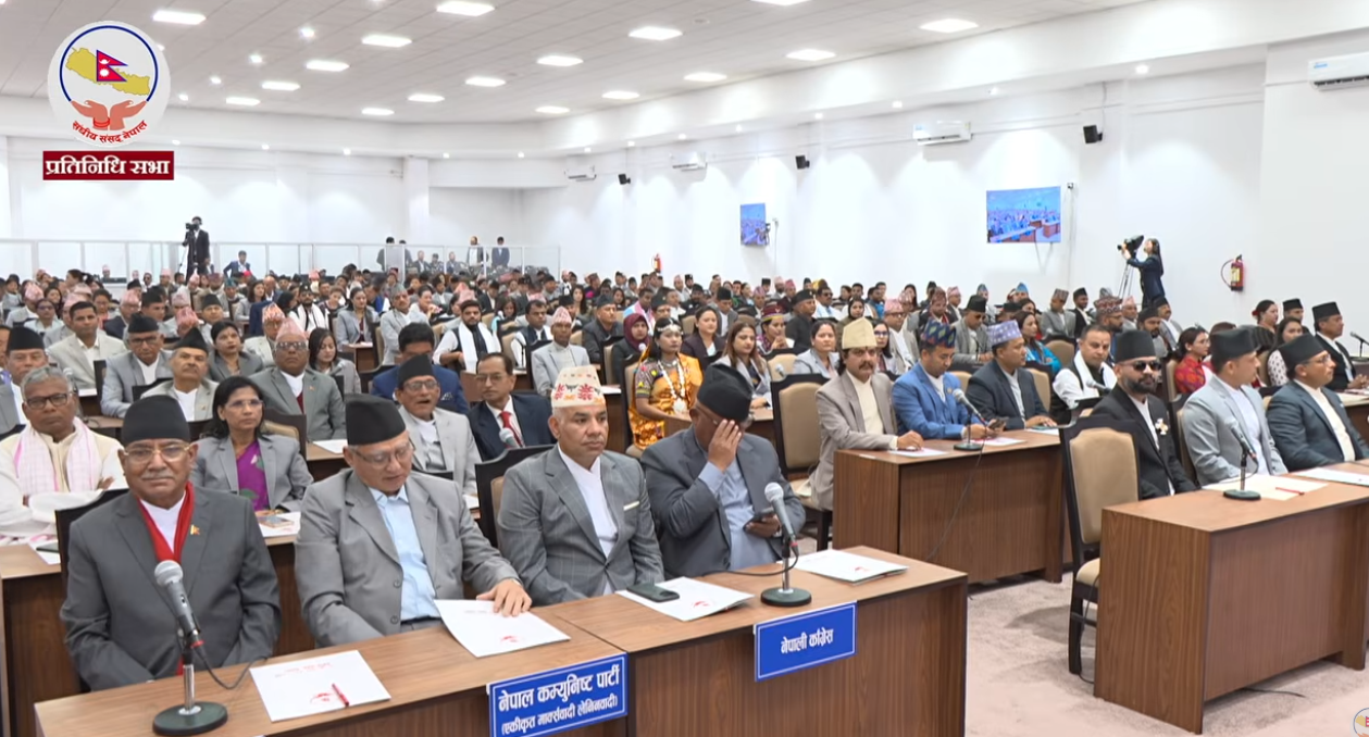 नवनिर्वाचित प्रतिनिधिसभा सदस्यहरूले पद तथा गोपनीयताको शपथ लिए