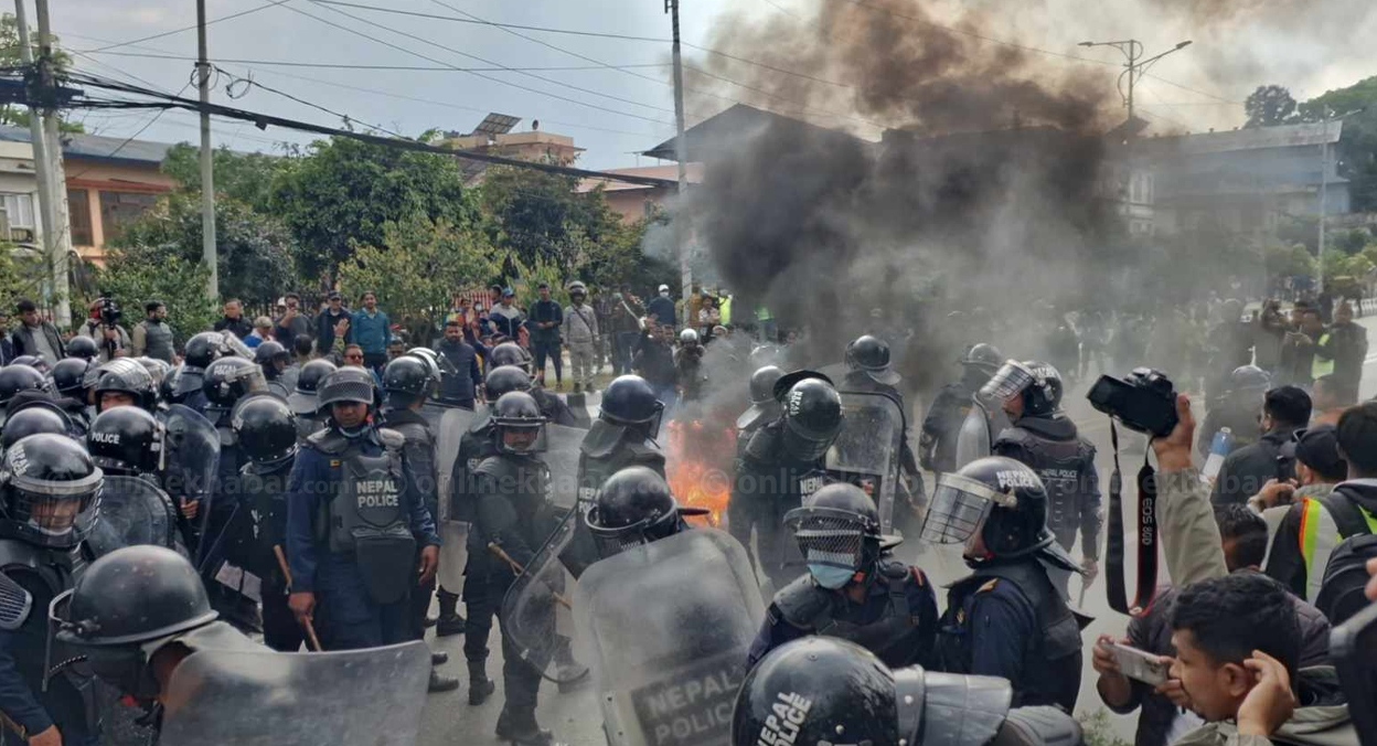 काठमाडौंमा एमाले कार्यकर्ताले गरे प्रदर्शन, ठाउँठाउँमा झडप र अश्रुग्यास प्रहार