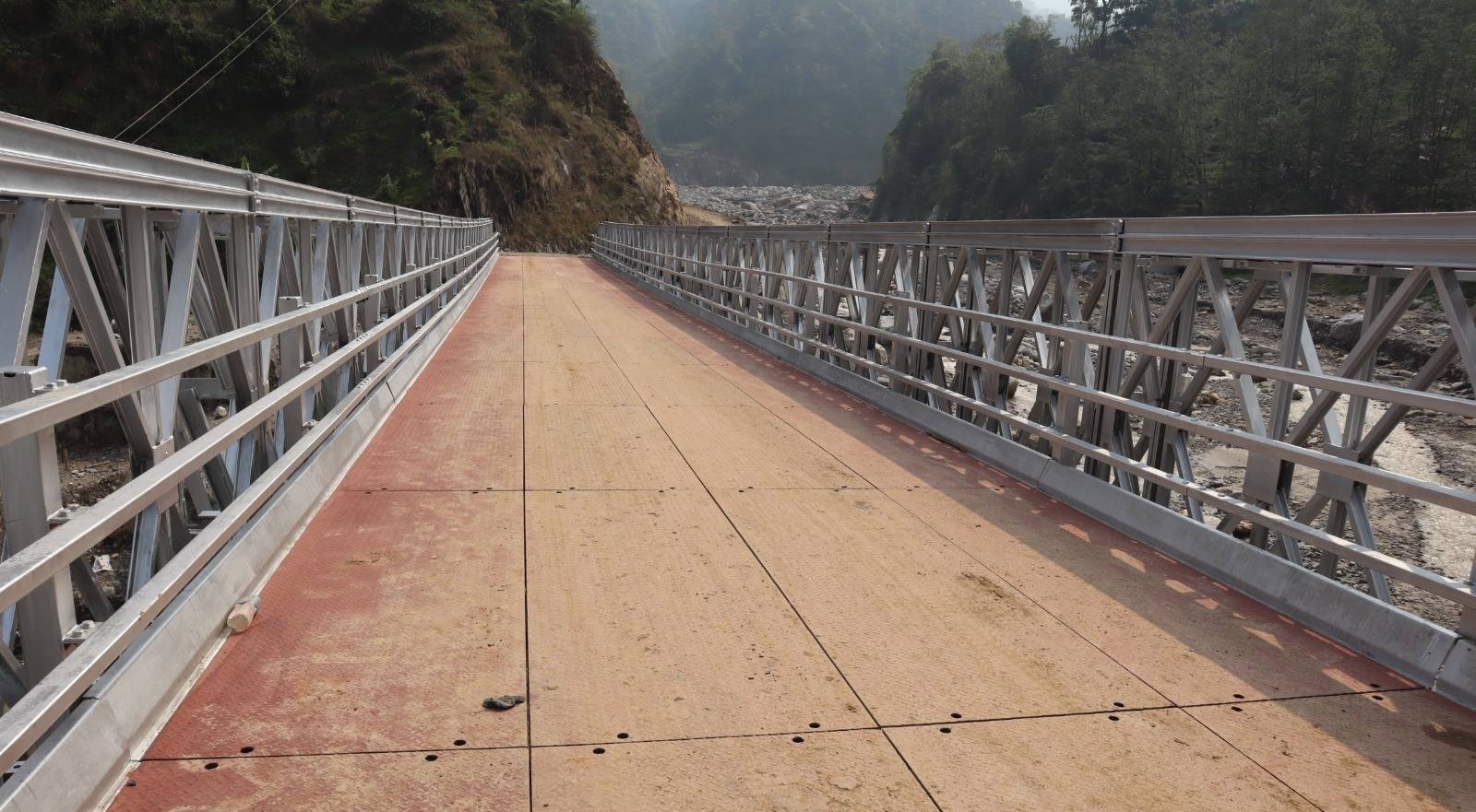 कोशी प्रदेश सरकारले बेलिब्रिज निर्माण गरेपछि फेमे खोलाबाट यातायात आउजाउ सूचारु