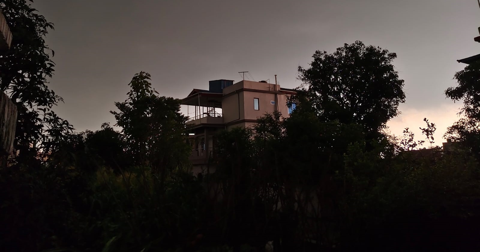 विराटनगरमा दिउँसै अँध्यारो, हावाहुरीसहित आरीघोप्टे वर्षा