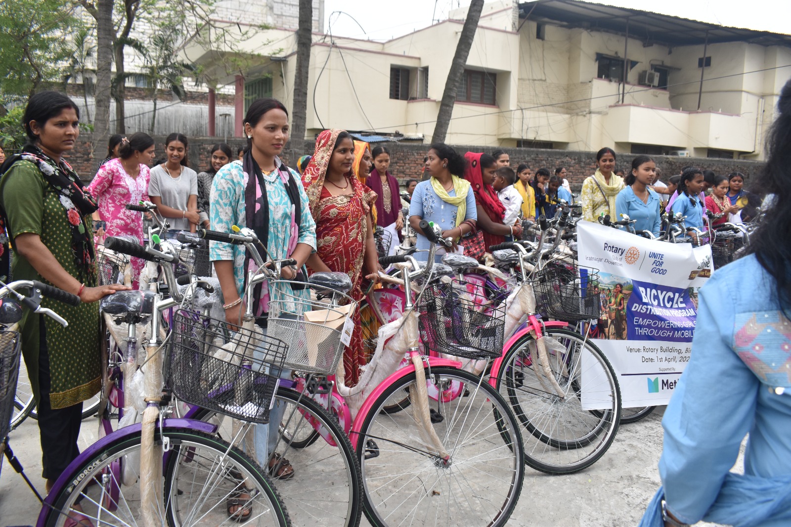 मेट लाइफको सहयोगमा रोटरी डाउनटाउनले गर्यो साइकल वितरण