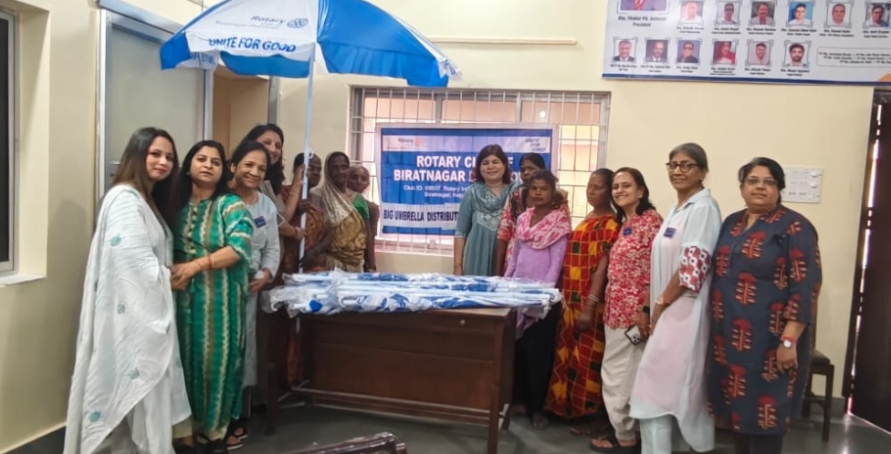 विराटनगरमा महिला सब्जी बिक्रेतालाई छाता वितरण