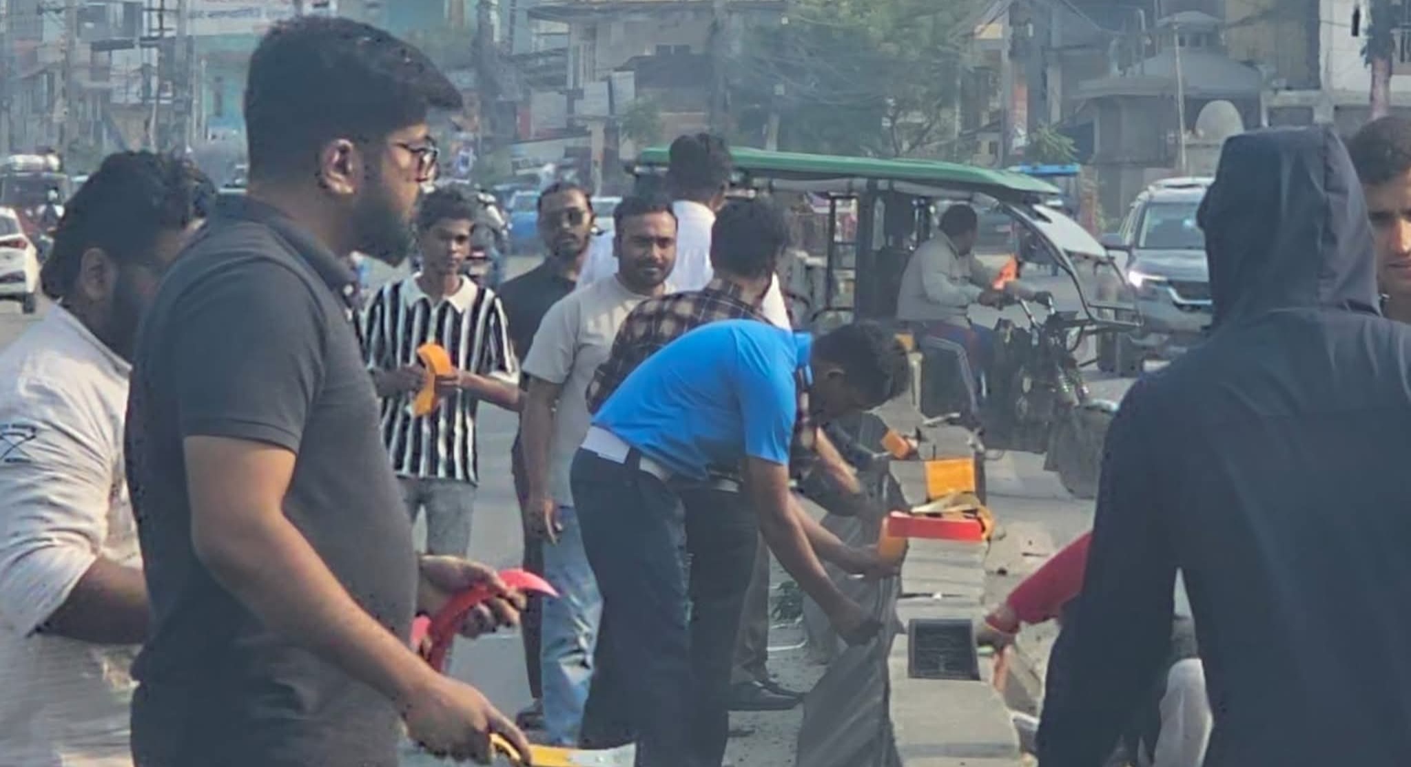 विराटनगरमा युवा सक्रियतामा ट्राफिक रिफ्लेक्टिभ स्टीकर टाँसियो