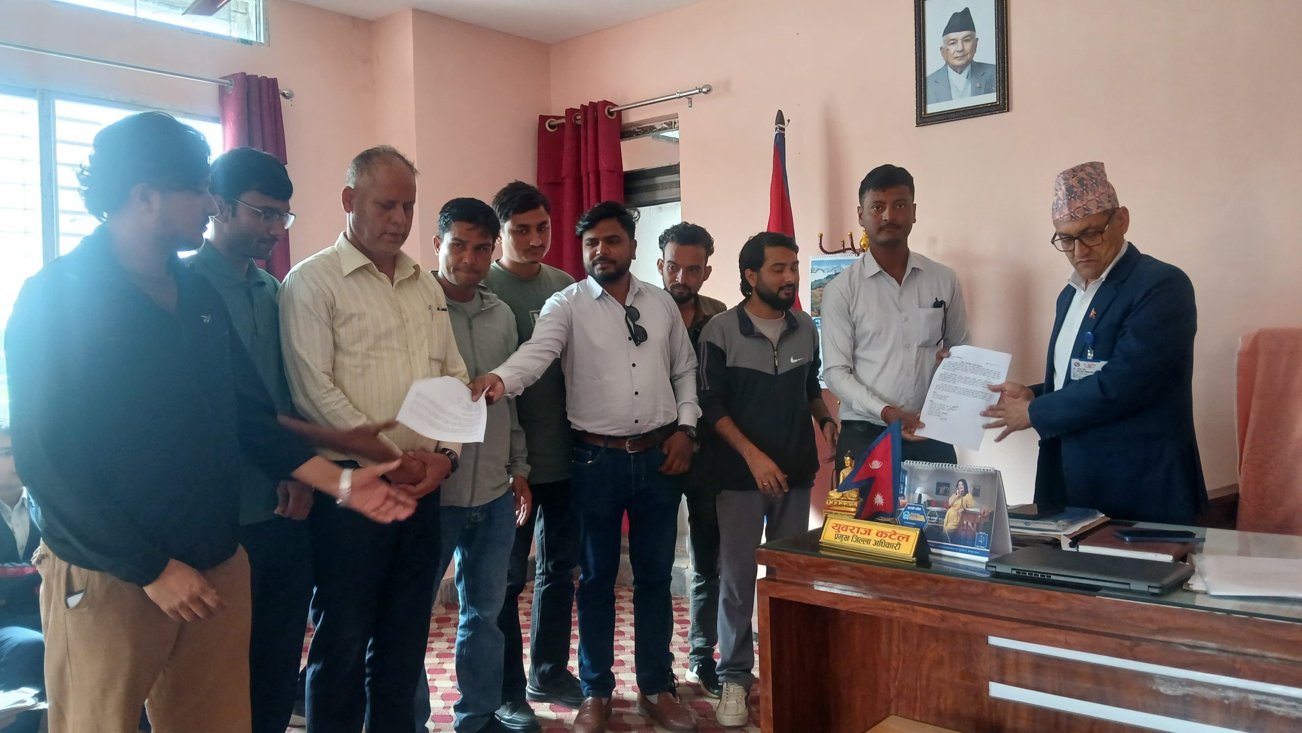 ग्रामथान गाउँपालिका अध्यक्षकै उपस्थितिमा ‘भरौटे’बाट पत्रकारमाथि धम्की, पत्रकार महासङ्घद्वारा कार्बाहीकाे माग