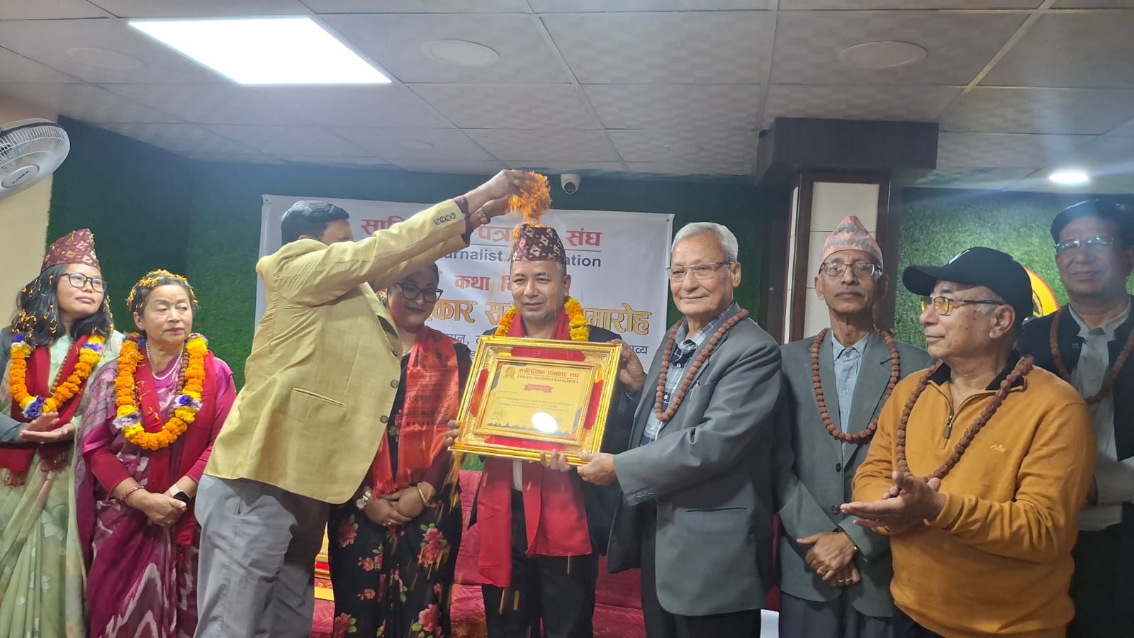 विराटनगरका कवि एवं पत्रकार नवोदित काठमाडौंमा सम्मानित, अहिलेसम्म कति पाए सम्मान ?