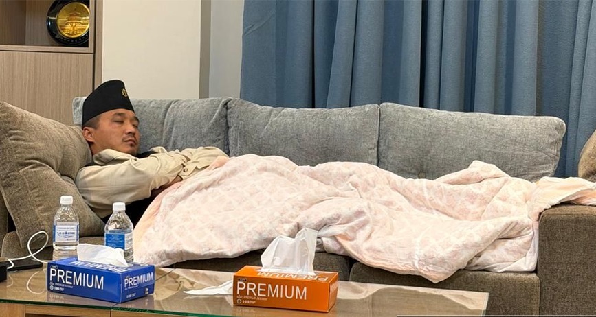 गृहमन्त्री सुदन गुरुङ सोफामा सुतेको फोटो भाईरल