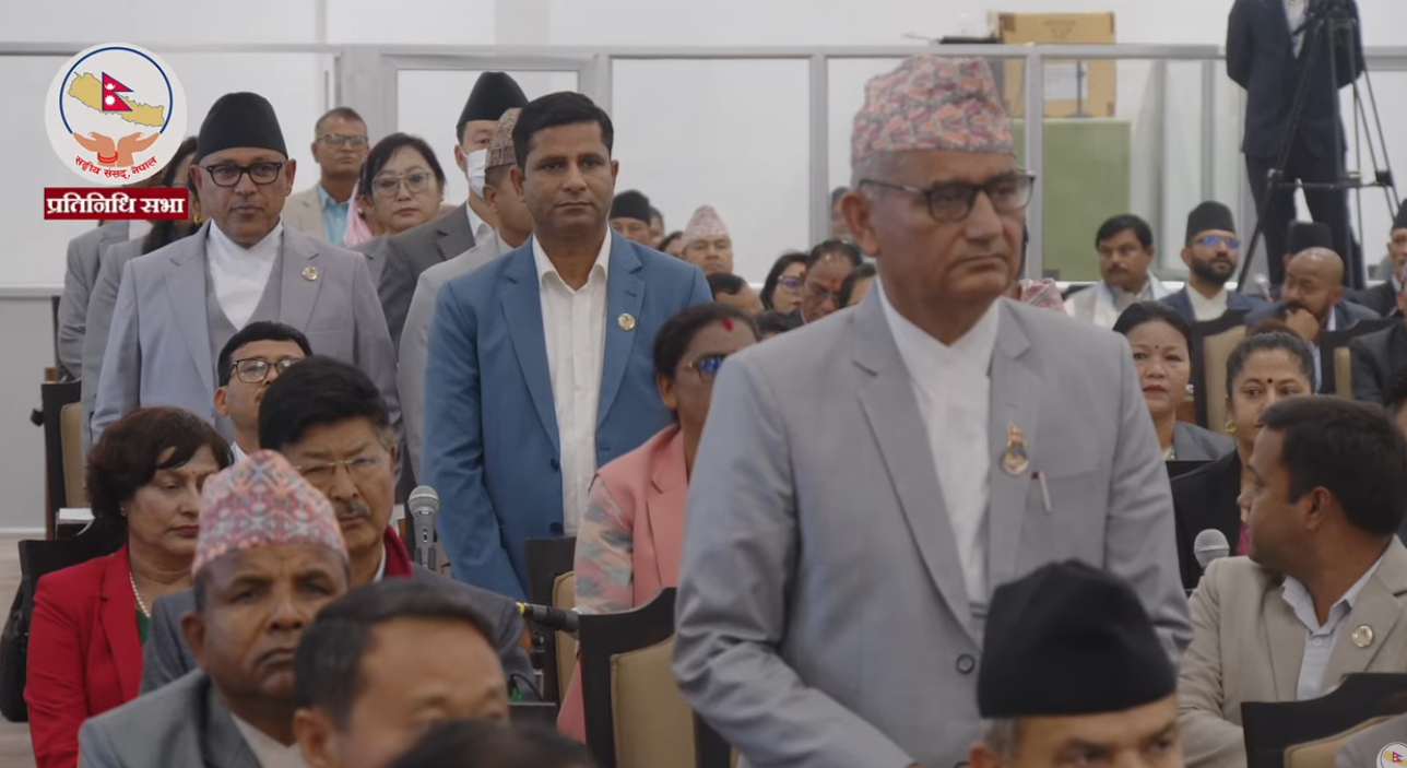 प्रतिनिधि सभा पहिलो बैठक शुरु हुनासाथ उठे एमालेका सांसद