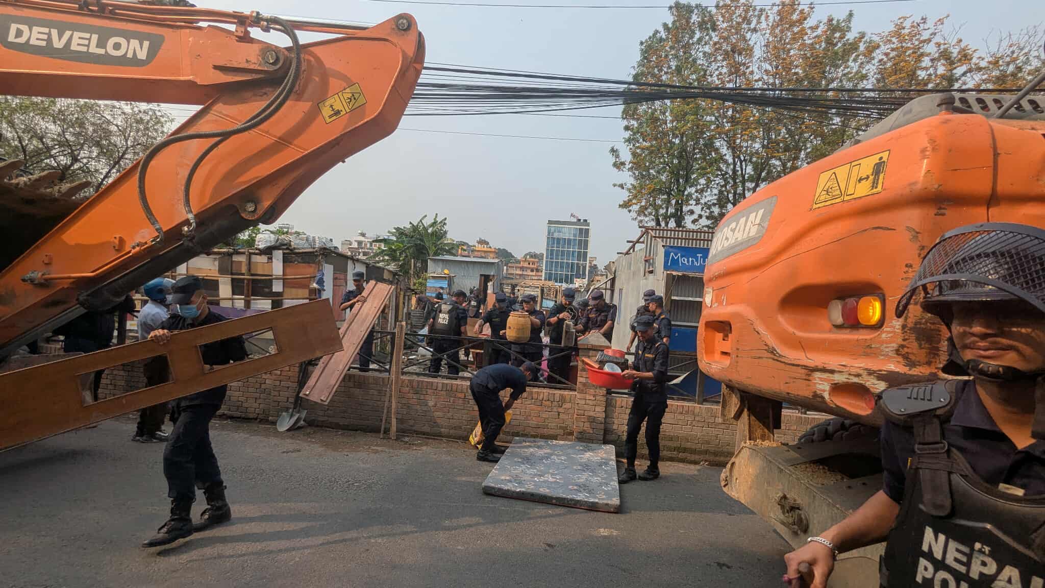 थापाथली सुकुम्बासी बस्ती हटाउन शुरु, प्रहरीले सामान निकाल्न सघाए