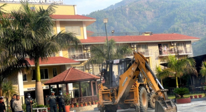 फेवाताल क्षेत्रका अवैध संरचनामा चल्यो डोजर, अतिक्रमण हटाउन शुरु