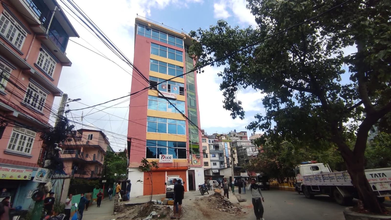 अनामनगरको आठतले घरमा चल्यो डोजर
