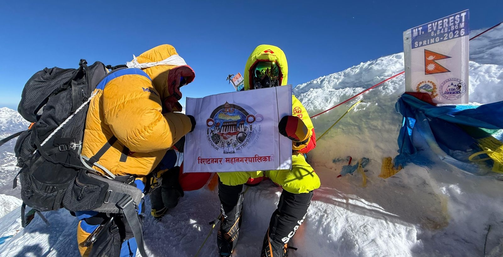 सगरमाथाको चुचुरोमा विराटनगर महानगरपालिकाको लोगो