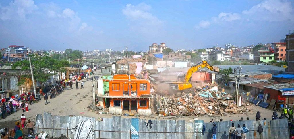 काठमाडौंमा एका बिहानै चल्यो डोजर