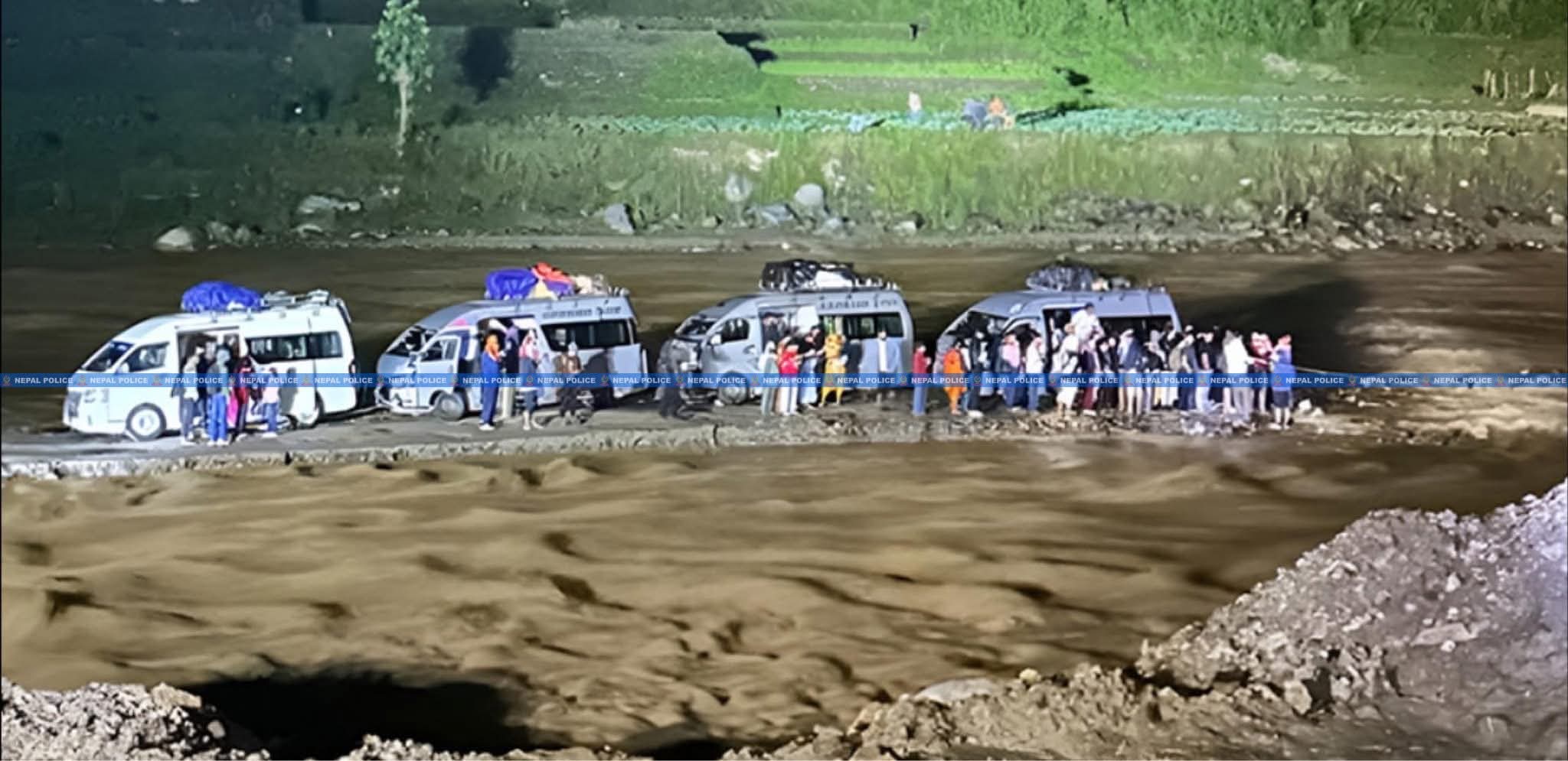 रोशी खोलामा बाढीमा फसेका ८९ यात्रु सकुशल उद्धार