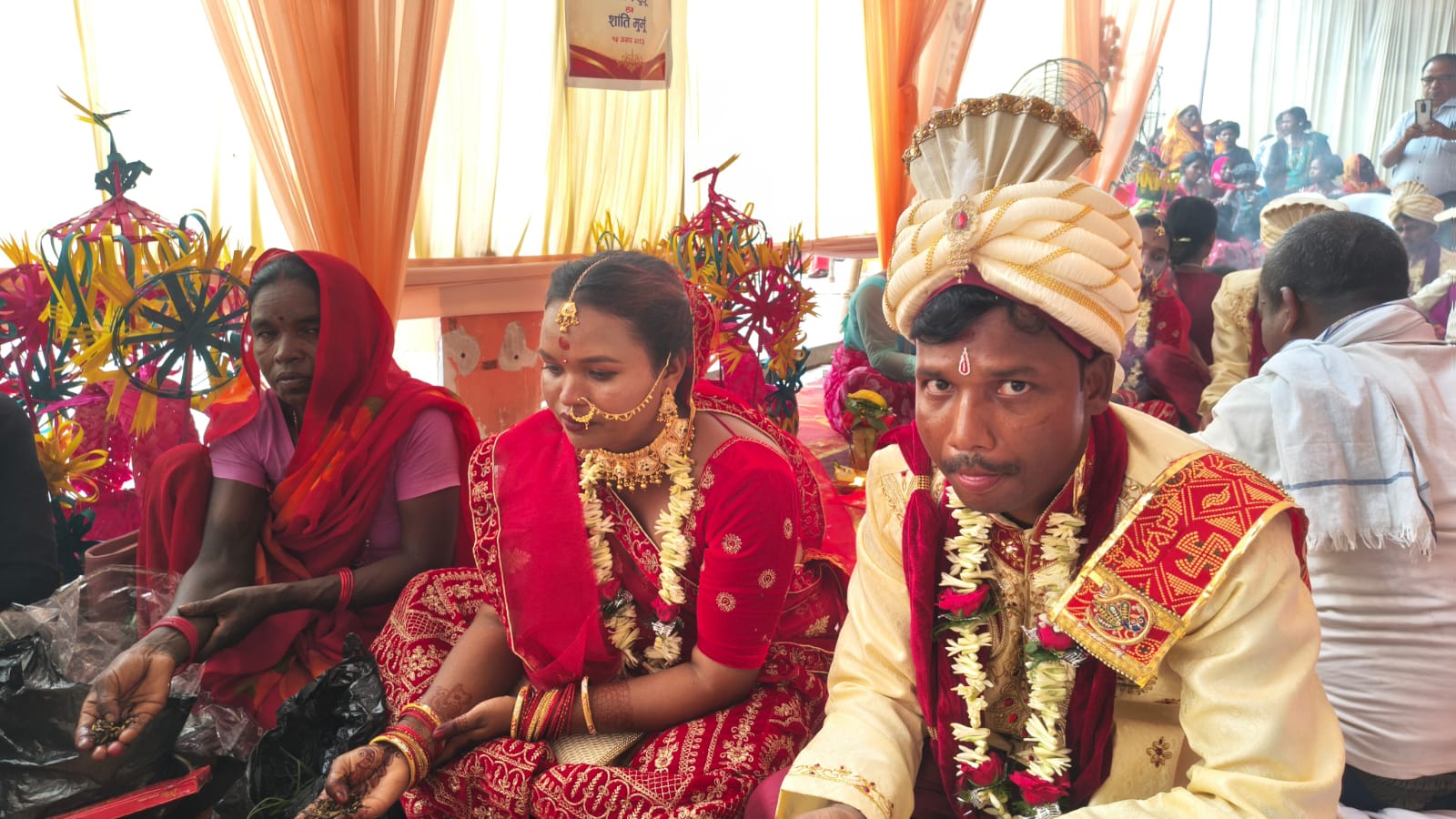 विराटनगरमा ११ जोडीको सामूहिक विवाह, गृहस्थीका सम्पूर्ण सामग्रीसहित विदाइ