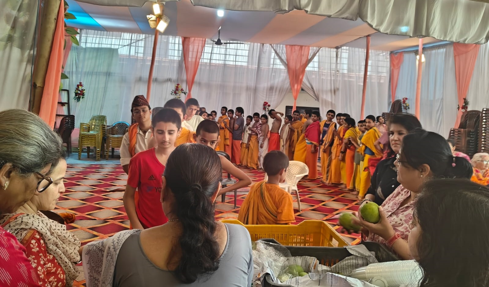 पञ्चाली संस्कृत विद्यालयका आवासीय विद्यार्थीलाई रोटरी क्लबद्वारा शीतल पेय तथा आँप वितरण