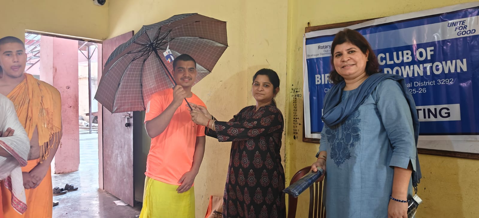 संस्कृत विद्यालयका ५५ जना विद्यार्थीलाई छाता वितरण