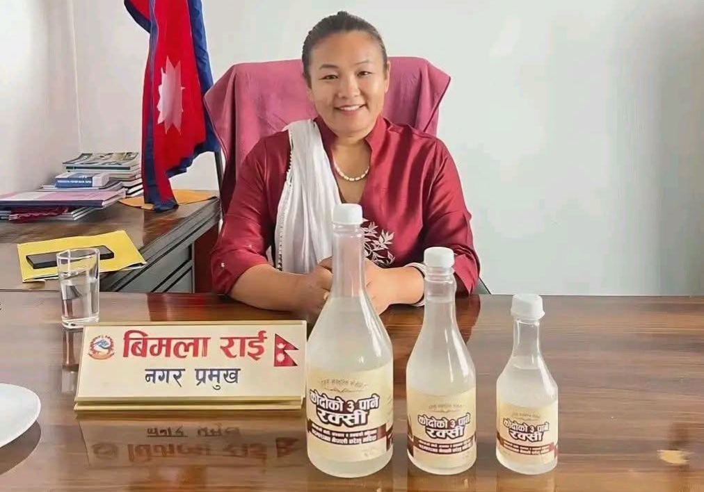 खोटाङमा तीनपाने रक्सीको ब्रान्डिङ: होमस्टेलाई १८ हजार बोतल र  अल्कोहल मापन मेसिन हस्तान्तरण