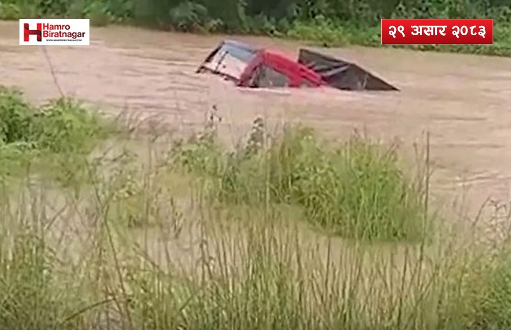 कर्रा खोलामा बाढीले बगायो ट्रक, चालकले पौडिएर जोगाए ज्यान