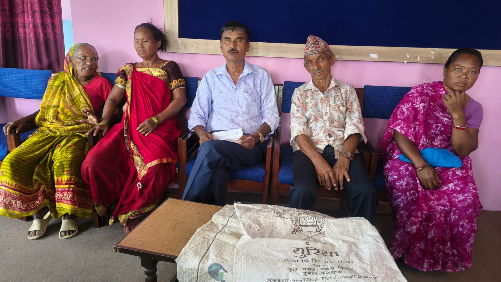 मल अभावले किसान हैरान: कटहरीमा अनुदानको मल वितरणमा अनियमितताको आरोप