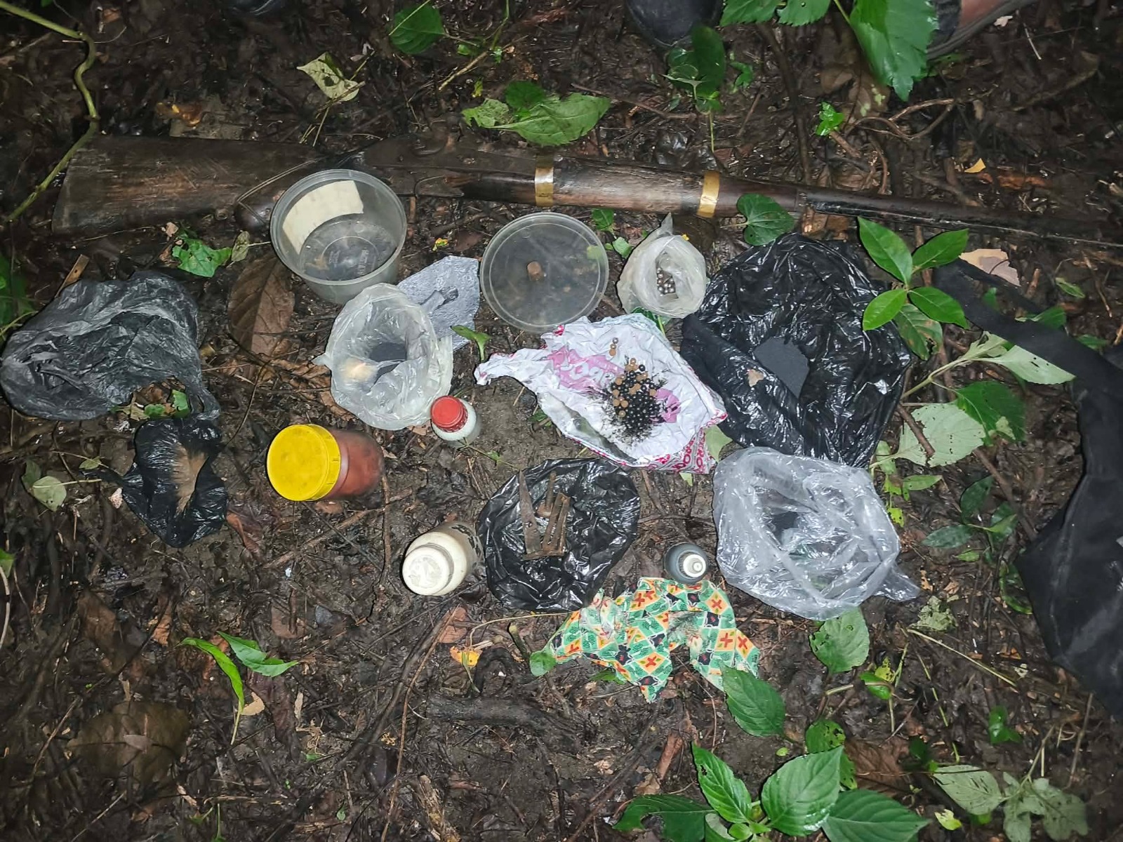 सुनझोडा सामुदायिक वनबाट भरुवा बन्दुक र विस्फोटक पदार्थ बरामद