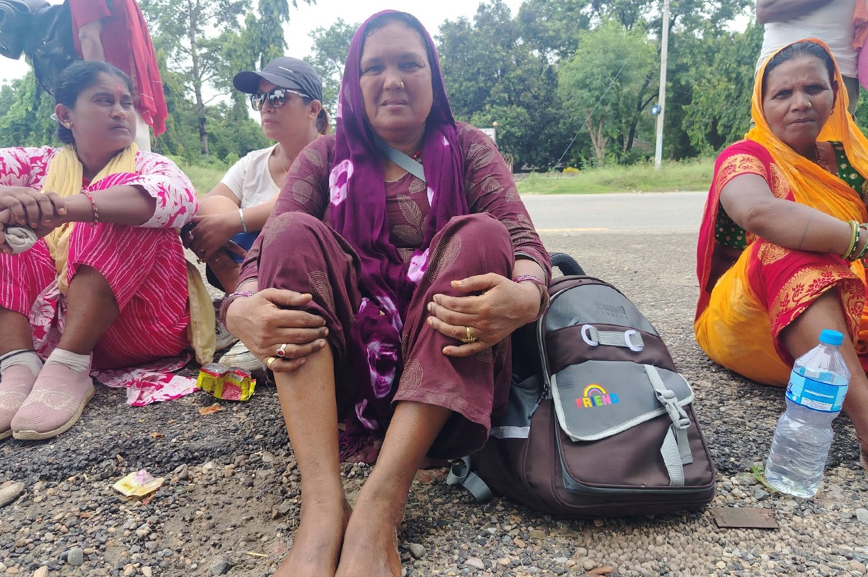 मिटरब्याज पीडितको तेस्रो पैदल मार्च: खुट्टामा फोका र सुन्निएका पैताला बोकेर काठमाडौंतर्फ