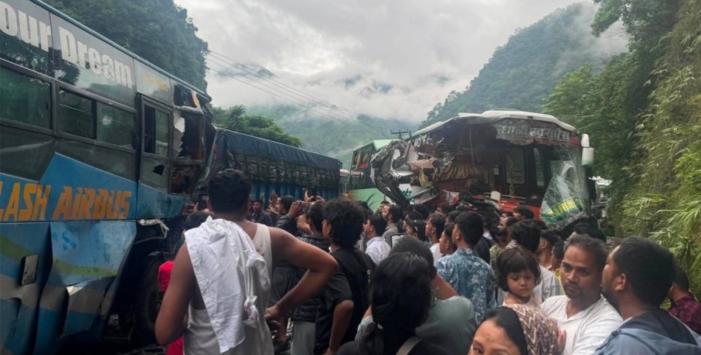 नारायणगढ-मुग्लिन सडकखण्डक दुई बस ठोक्किएर यातायात ठप्प