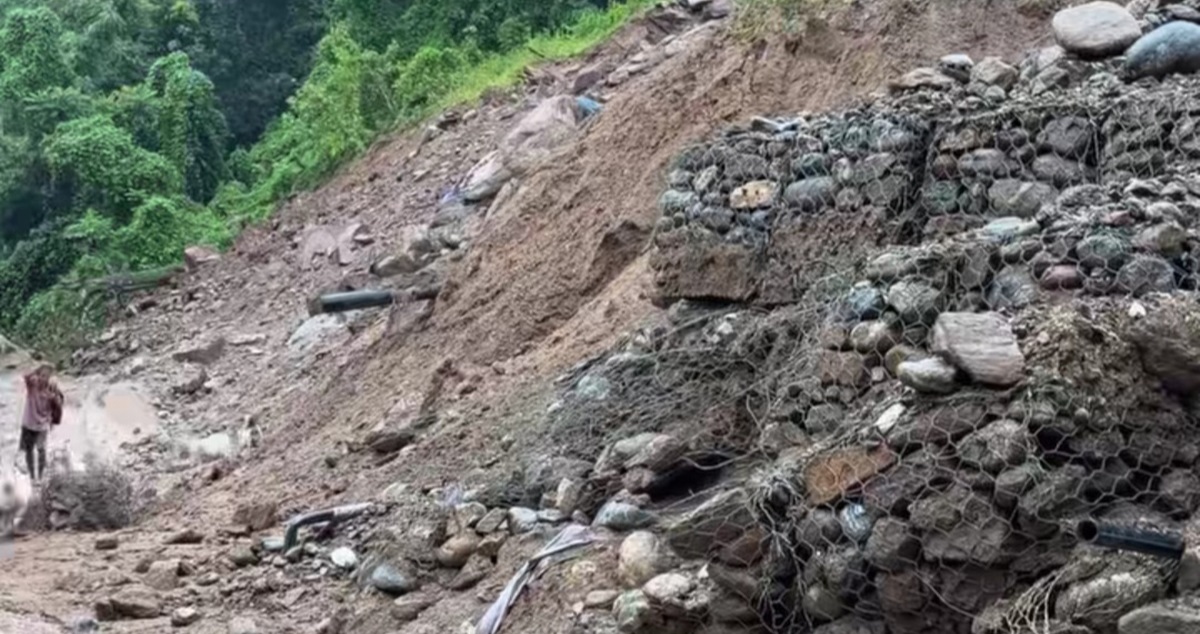 पहिरोले मेची राजमार्ग अवरुद्ध, यातायात साधन रोकिए