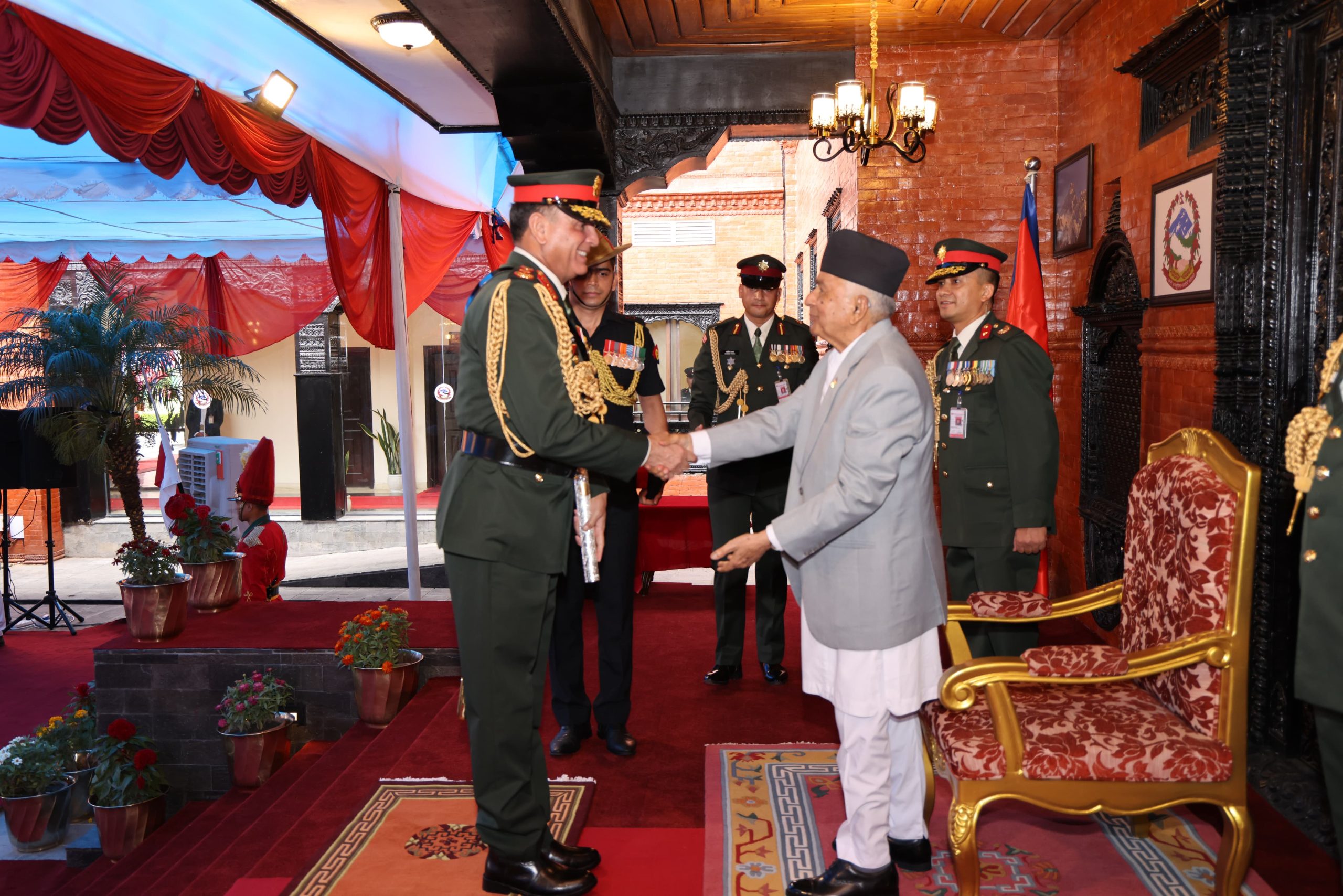 भारतीय सेनाध्यक्ष धीरज सेठलाई नेपाली सेनाको मानार्थ महारथीको दर्ज्यानी चिह्न