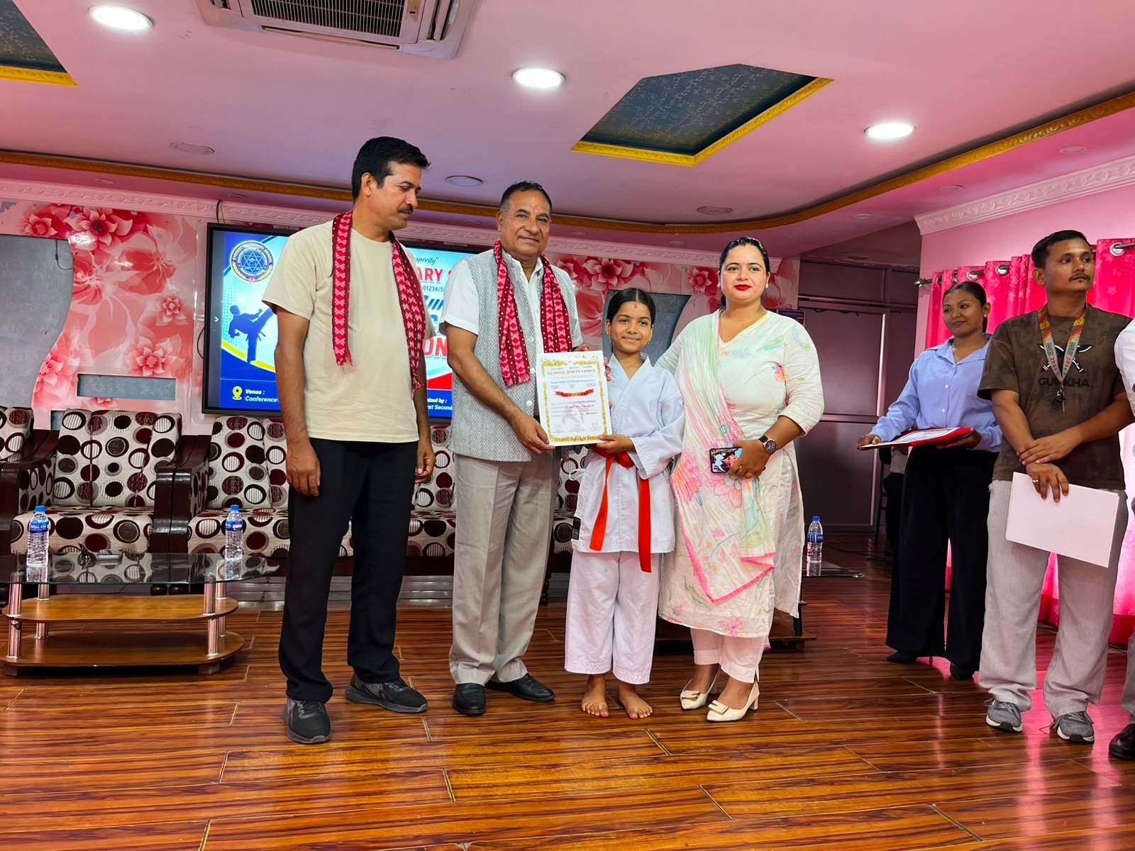 विराटनगरको एभरेष्ट स्कुलका कराँते खेलाडीलाई बेल्ट र प्रमाणपत्र वितरण