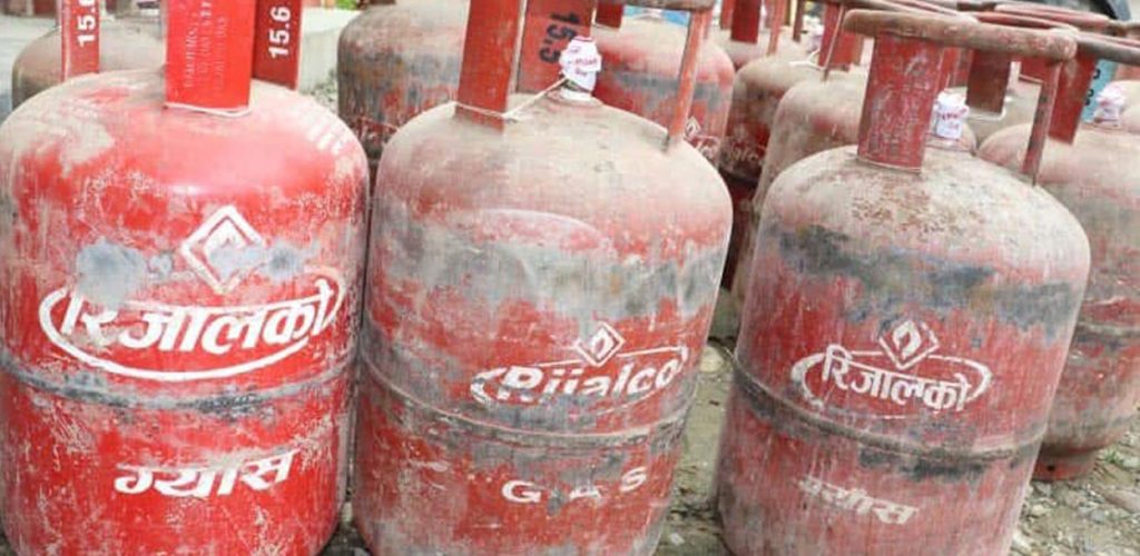 रिजालको ग्यासलाई साढे दुई लाखभन्दा बढी जरिबाना, बिक्रेतालाई पनि कारबाही