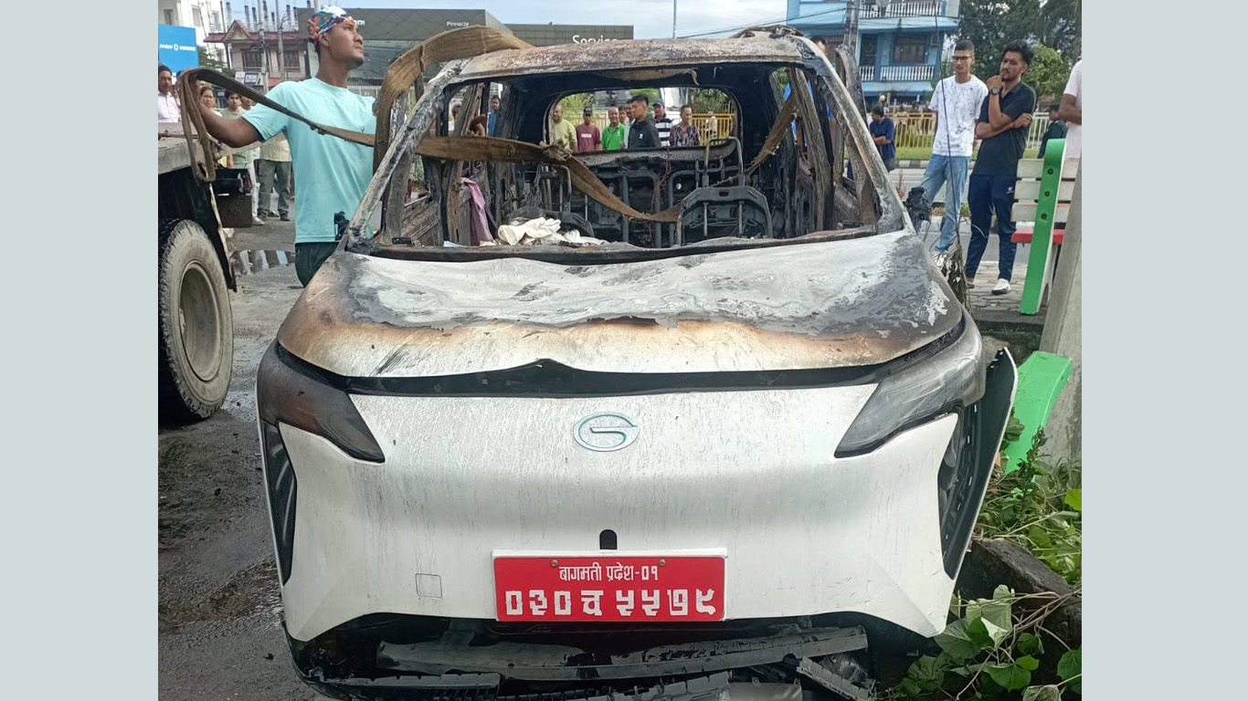 गुडिरहेको कारमा आगो लाग्दा चितवनमा एकजनाको मृत्यु