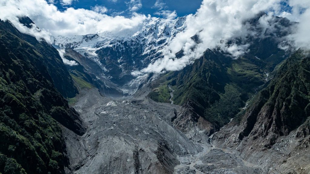 रसुवागढी माथिका हिमाली तालक फुट्ने जाेखिम हट्याे