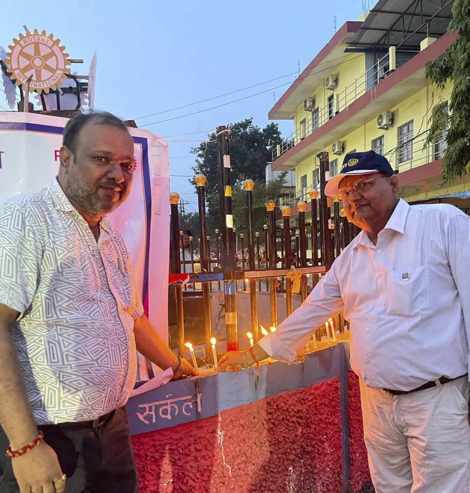 विराटनगरका राेटरी क्लबद्वारा दीप प्रज्वलन र श्रद्धाञ्जली अर्पण