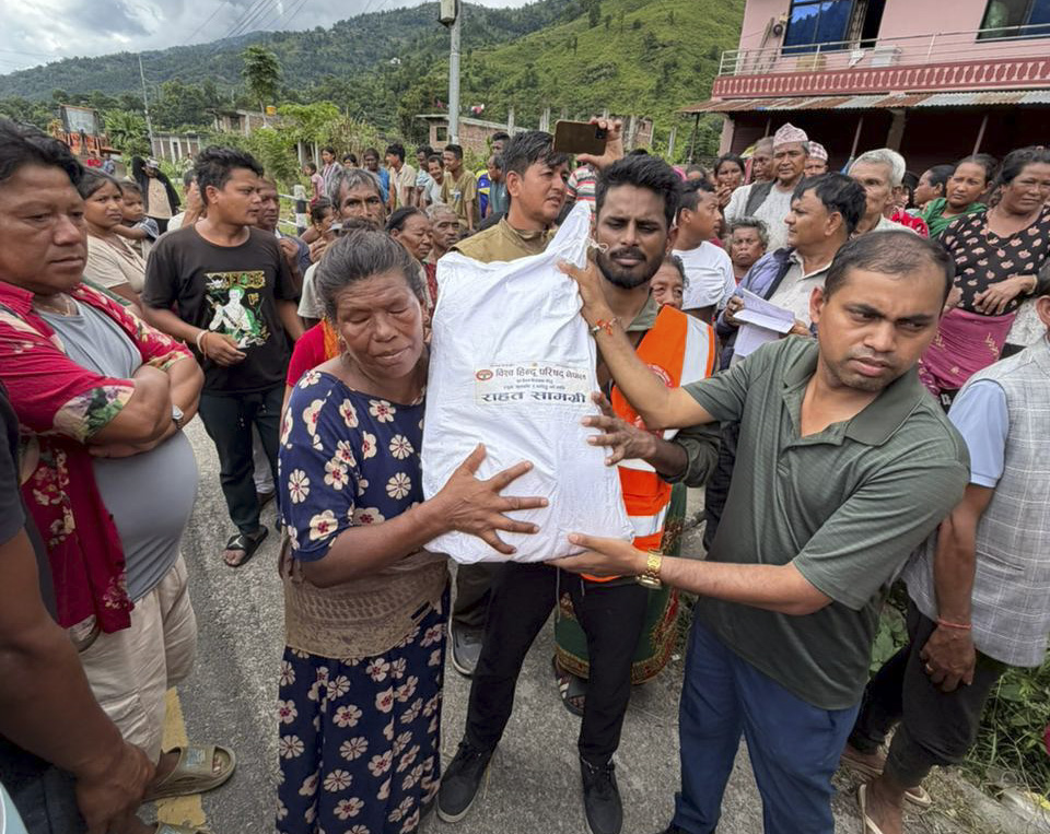 विश्व हिन्दू परिषद् विराटनगरद्वारा नुवाकोटका २५० बाढीपीडित परिवारलाई राहत वितरण