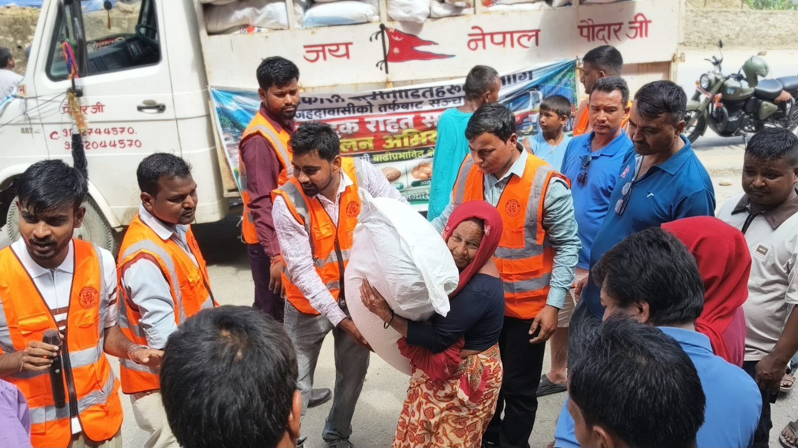 जहदावासीद्वारा संकलित राहत सामग्री बाढी प्रभावित क्षेत्रमा वितरण