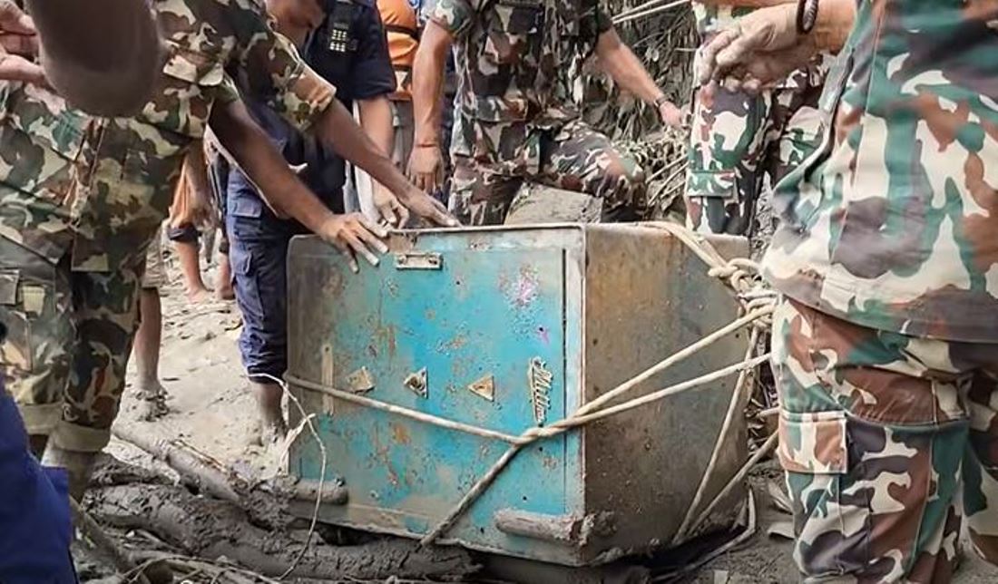 Hamro Biratnagar News Channel ,बैङ्कका सेफ फोडेर रकम हिनामिना गर्ने २९ जना नियन्त्रणमा, Biratnagar Top News Channel